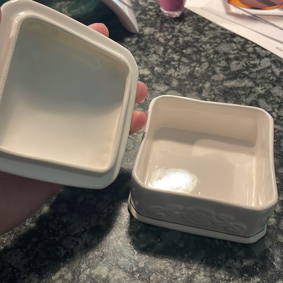 Paul Sebastian PS 1996 Limited Edition
White w Gold Trimmed Trinket Box 4” x 4” - Picture 4 of 4